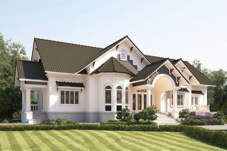 Nhà biệt thự sang trọng với mái ngói, sân vườn lớn và kiến trúc hiện đại.