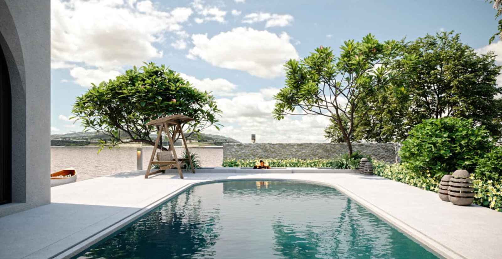 Hồ bơi ngoài trời với cây xanh và bầu trời trong xanh, tạo không gian thư giãn lý tưởng trong cảnh quan thiên nhiên.