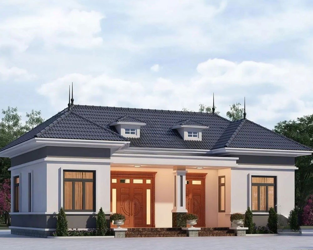 Ngôi nhà một tầng mái ngói xám, thiết kế hiện đại với cửa gỗ lớn, xung quanh là cây xanh.