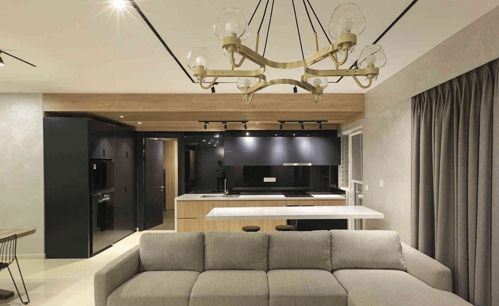 Phòng bếp hiện đại với đèn chùm sang trọng và nội thất tối giản màu xám và đen.