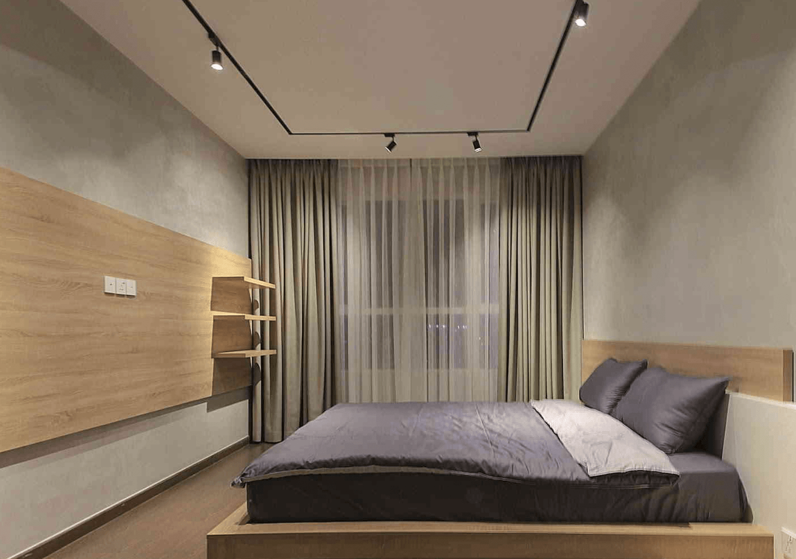 Phòng ngủ hiện đại với giường đôi, thảm xám, tường gỗ và rèm cửa. Ánh sáng dịu nhẹ, phong cách tối giản.
