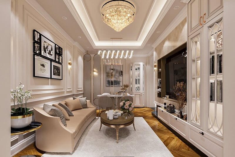 Phòng khách sang trọng với trần đèn chùm, nội thất tinh tế, sofa và bàn trà cổ điển, không gian ánh sáng ấm áp.